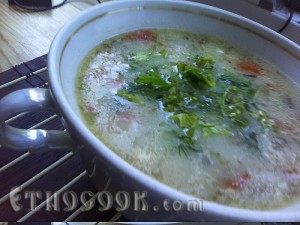 готовий суп з овочами та зеленню
