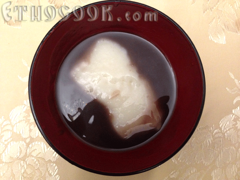 Традиційні японські новорічні тістечка Мочі , зварені з солодкою бобовою пастою анко